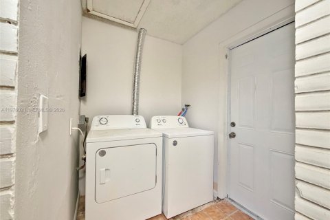 Снять в аренду виллу или дом в Норт-Лодердейл, Флорида 4 спальни, 137.5м2, № 2040263 - фото 6