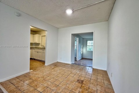 Снять в аренду виллу или дом в Норт-Лодердейл, Флорида 4 спальни, 137.5м2, № 2040263 - фото 4