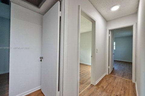 Снять в аренду виллу или дом в Норт-Лодердейл, Флорида 4 спальни, 137.5м2, № 2040263 - фото 13