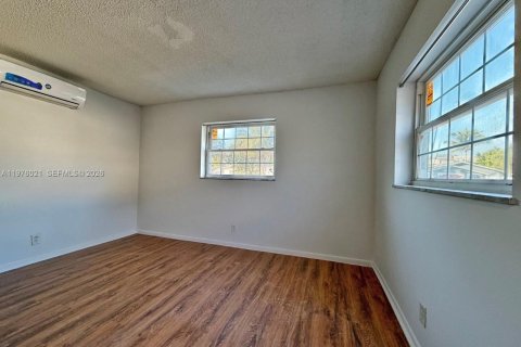 Снять в аренду виллу или дом в Норт-Лодердейл, Флорида 4 спальни, 137.5м2, № 2040263 - фото 16