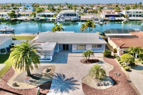 House in New Port Richey, Florida 3 bedrooms, 226.22 sq.m. № 2121703