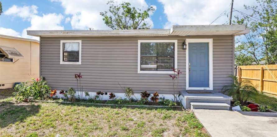 House in Saint Petersburg, Florida 3 bedrooms, 110.55 sq.m. № 1641028