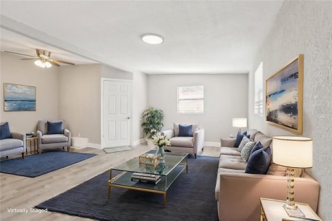 House in Saint Petersburg, Florida 3 bedrooms, 110.55 sq.m. № 1641028 - photo 3