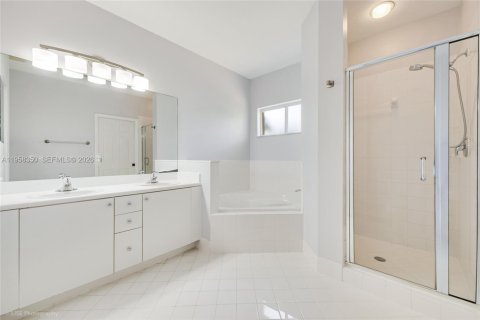 Купить виллу или дом в Катлер-Бей, Флорида 4 спальни, 225.66м2, № 2023905 - фото 16