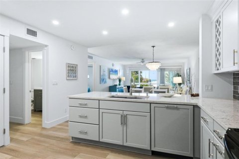 Copropriété à vendre à Sarasota, Floride: 2 chambres, 108.88 m2 № 2206382 - photo 17