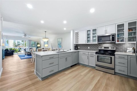 Copropriété à vendre à Sarasota, Floride: 2 chambres, 108.88 m2 № 2206382 - photo 16