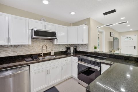 House in Dania Beach, Florida 3 bedrooms, 121.7 sq.m. № 1989331 - photo 13