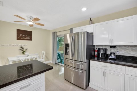 House in Dania Beach, Florida 3 bedrooms, 121.7 sq.m. № 1989331 - photo 15