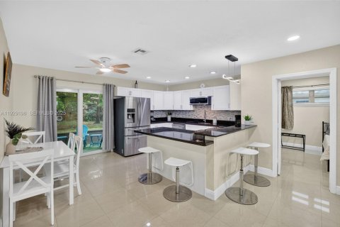 House in Dania Beach, Florida 3 bedrooms, 121.7 sq.m. № 1989331 - photo 8