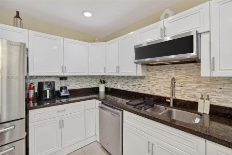 House in Dania Beach, Florida 3 bedrooms, 121.7 sq.m. № 1989331 - photo 16