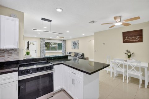 House in Dania Beach, Florida 3 bedrooms, 121.7 sq.m. № 1989331 - photo 14