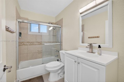 House in Dania Beach, Florida 3 bedrooms, 121.7 sq.m. № 1989331 - photo 28