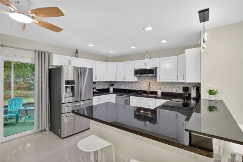House in Dania Beach, Florida 3 bedrooms, 121.7 sq.m. № 1989331 - photo 9