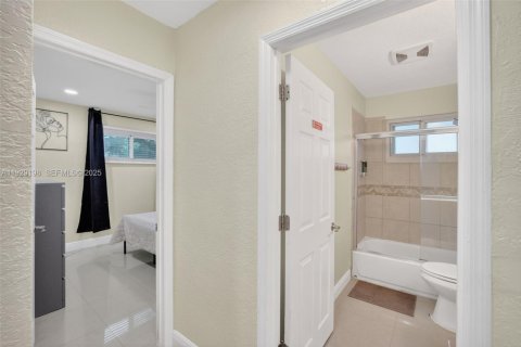 House in Dania Beach, Florida 3 bedrooms, 121.7 sq.m. № 1989331 - photo 24