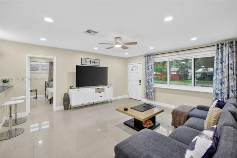 House in Dania Beach, Florida 3 bedrooms, 121.7 sq.m. № 1989331 - photo 5