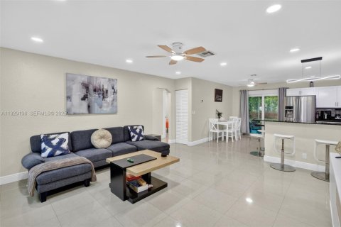 House in Dania Beach, Florida 3 bedrooms, 121.7 sq.m. № 1989331 - photo 3