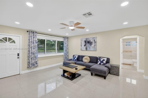 House in Dania Beach, Florida 3 bedrooms, 121.7 sq.m. № 1989331 - photo 7