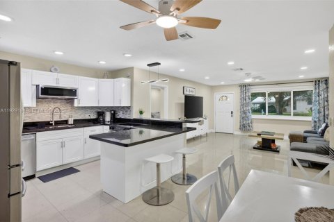 House in Dania Beach, Florida 3 bedrooms, 121.7 sq.m. № 1989331 - photo 11