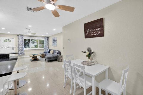 House in Dania Beach, Florida 3 bedrooms, 121.7 sq.m. № 1989331 - photo 17