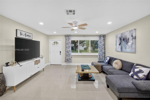 House in Dania Beach, Florida 3 bedrooms, 121.7 sq.m. № 1989331 - photo 6