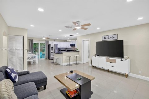 House in Dania Beach, Florida 3 bedrooms, 121.7 sq.m. № 1989331 - photo 4