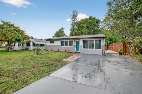 House in Dania Beach, Florida 3 bedrooms, 121.7 sq.m. № 1989331 - photo 2