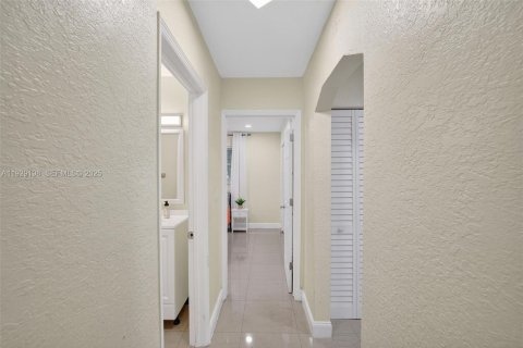 House in Dania Beach, Florida 3 bedrooms, 121.7 sq.m. № 1989331 - photo 27