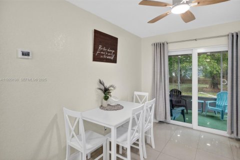 House in Dania Beach, Florida 3 bedrooms, 121.7 sq.m. № 1989331 - photo 10