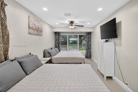 House in Dania Beach, Florida 3 bedrooms, 121.7 sq.m. № 1989331 - photo 19