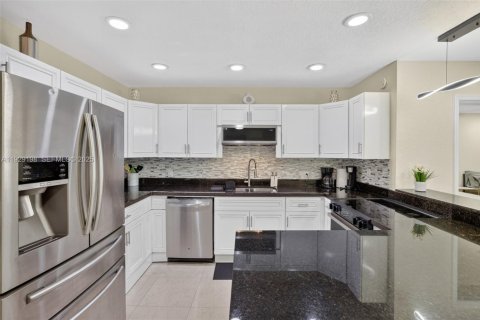 House in Dania Beach, Florida 3 bedrooms, 121.7 sq.m. № 1989331 - photo 12