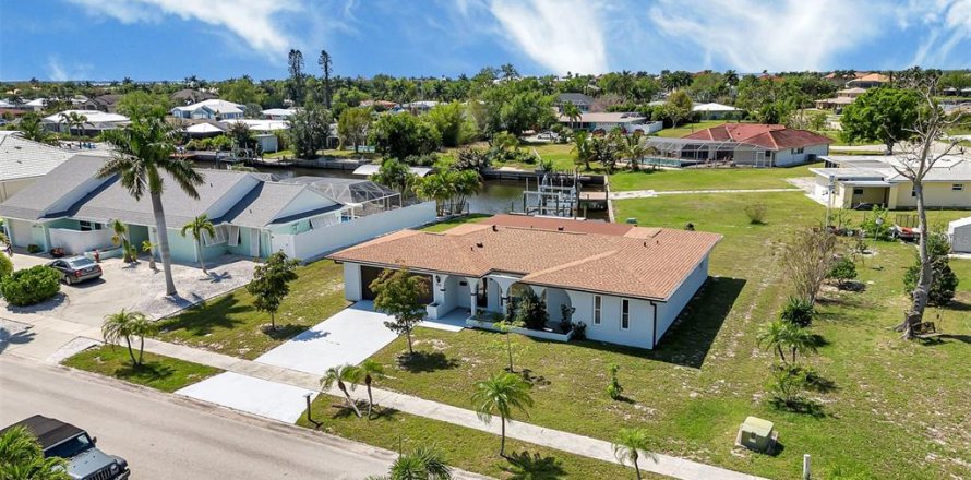 Villa ou maison à Port Charlotte, Floride 2 chambres, 154.12 m2 № 2157462