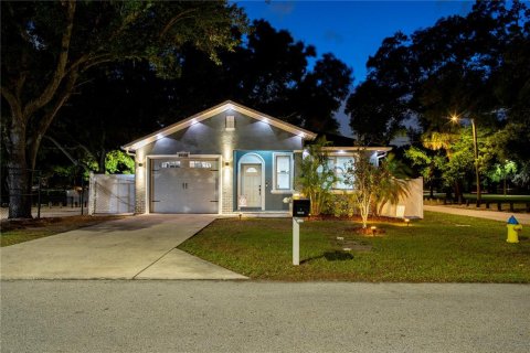 House in Tampa, Florida 3 bedrooms, 134.8 sq.m. № 2198619