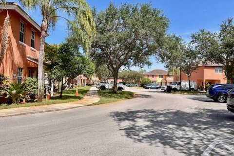 Townhouse in Lauderhill, Florida 2 bedrooms, 113.71 sq.m. № 1854949 - photo 3