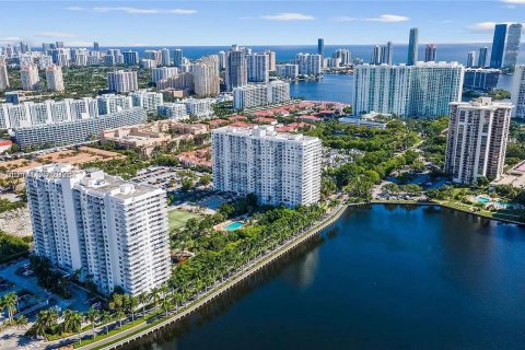 Condo à Aventura, Floride, 2 chambres  № 2185931