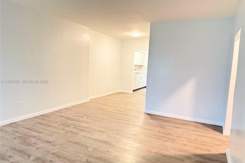 Снять в аренду квартиру в Майами-Бич, Флорида 6 спален, 379.13м2, № 2005877 - фото 2