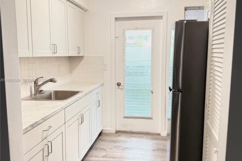 Снять в аренду квартиру в Майами-Бич, Флорида 6 спален, 379.13м2, № 2005877 - фото 4