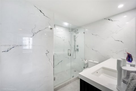 Condominio en venta en Miami Beach, Florida, 1 dormitorio, 79.15 m2 № 2006279 - foto 11