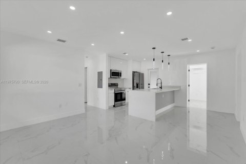 Villa ou maison à vendre à North Miami, Floride: 3 chambres, 124.49 m2 № 2397122 - photo 2