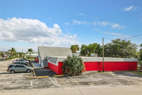 Propiedad comercial en venta en Titusville, Florida, 996.84 m2 № 675868 - foto 9