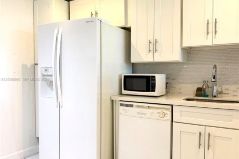 Condo in Aventura, Florida, 1 bedroom № 2246940 - photo 10