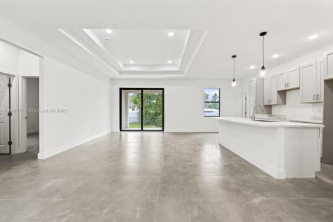 House in Lehigh Acres, Florida 3 bedrooms № 1979423 - photo 8