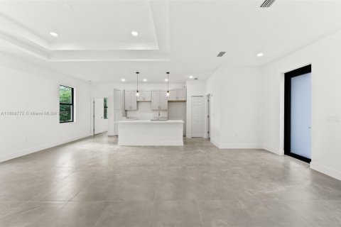 House in Lehigh Acres, Florida 3 bedrooms № 1979423 - photo 7