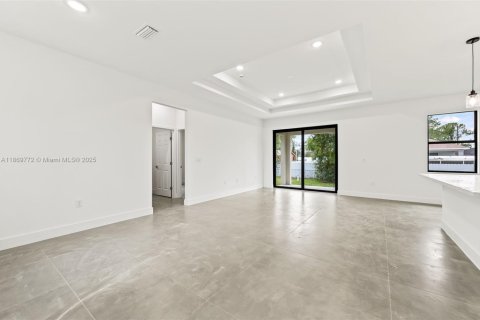 House in Lehigh Acres, Florida 3 bedrooms № 1979423 - photo 6