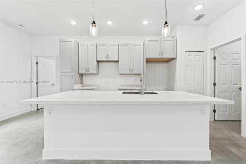 House in Lehigh Acres, Florida 3 bedrooms № 1979423 - photo 12