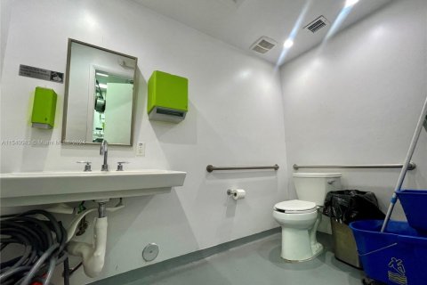 Propiedad comercial en alquiler en Miami, Florida № 1031459 - foto 1