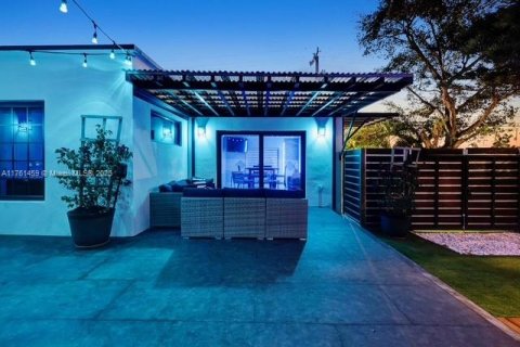 House in Miami, Florida 2 bedrooms, 87.05 sq.m. № 1860604 - photo 19