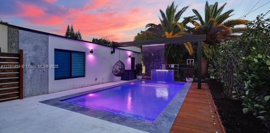 House in Miami, Florida 2 bedrooms, 87.05 sq.m. № 1860604