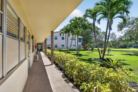Condo in Deerfield Beach, Florida, 1 bedroom № 2246264 - photo 25