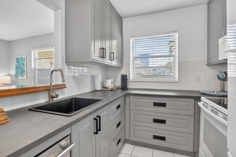 Condo in Deerfield Beach, Florida, 1 bedroom № 2246264 - photo 2