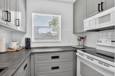 Condo in Deerfield Beach, Florida, 1 bedroom № 2246264 - photo 3